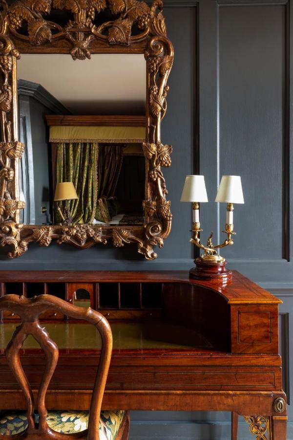 Batty Langley'S Hotel London Eksteriør billede A pair of 19th-century French bronze candelabra