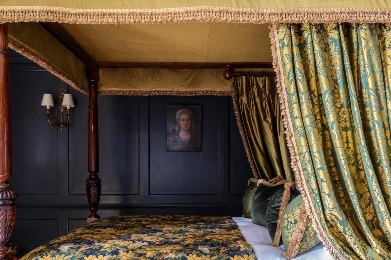 Batty Langley'S Hotel London Eksteriør billede The bedchamber of Queen Mary