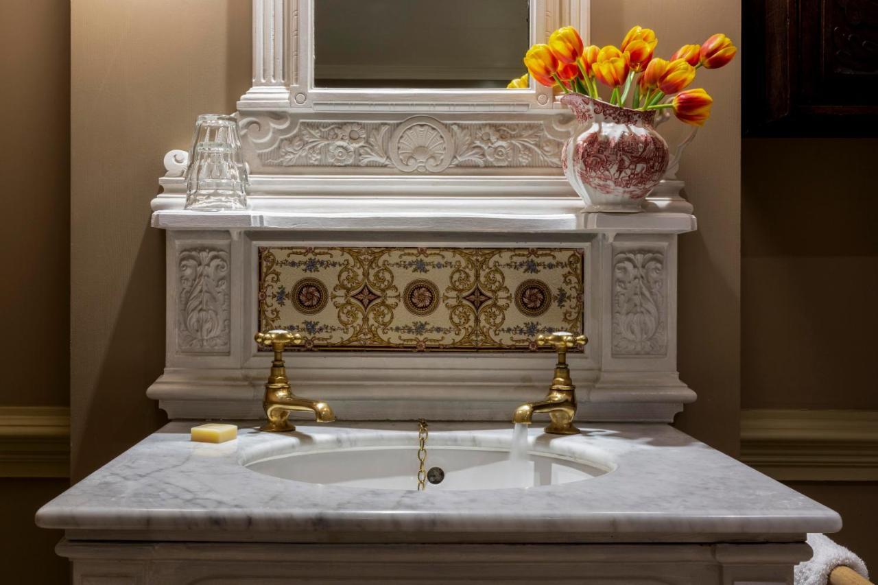 Batty Langley'S Hotel London Eksteriør billede A marble sink
