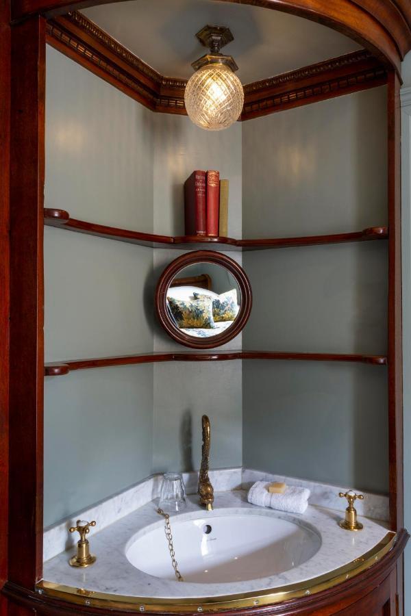 Batty Langley'S Hotel London Eksteriør billede A convex mirror
