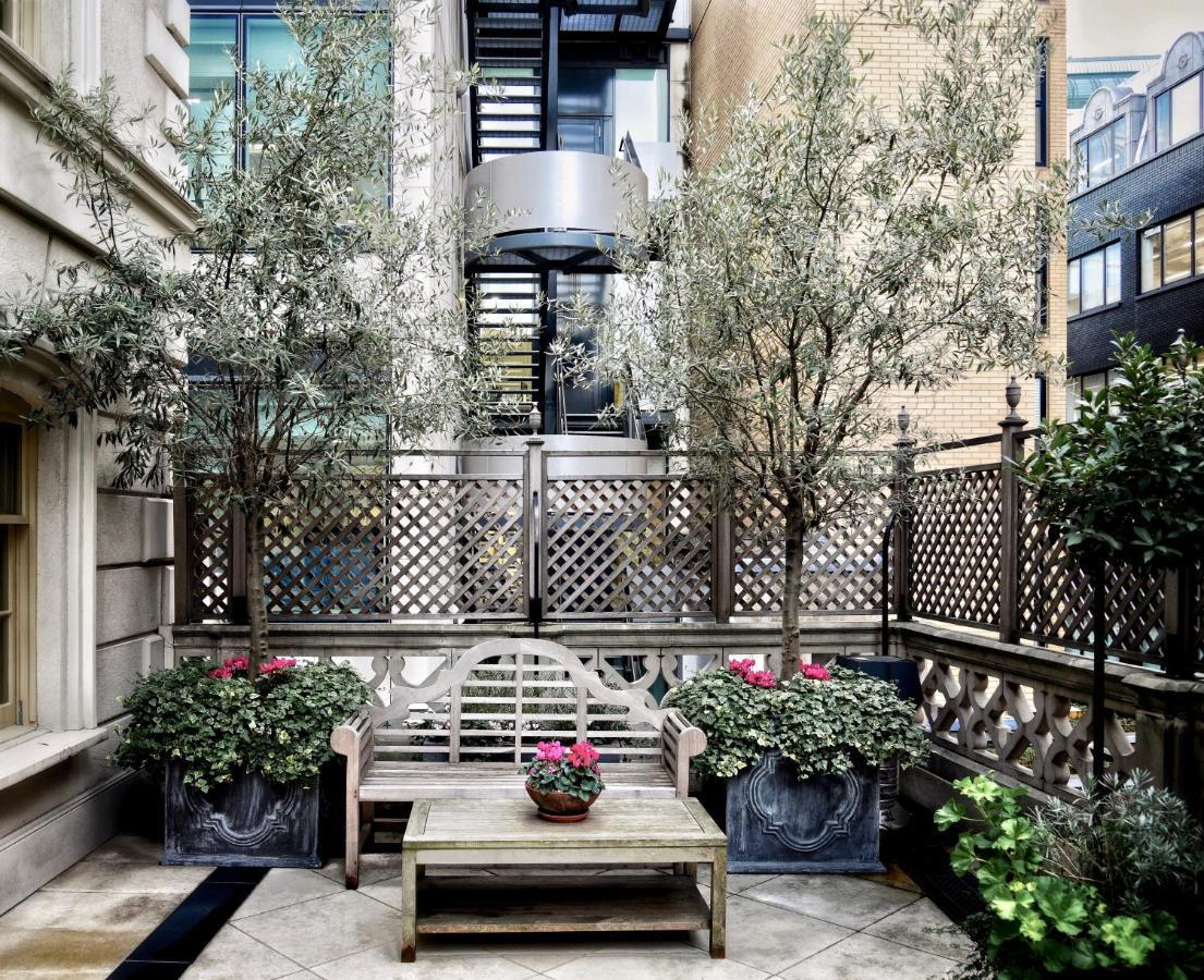 Batty Langley'S Hotel London Eksteriør billede The courtyard of the townhouse