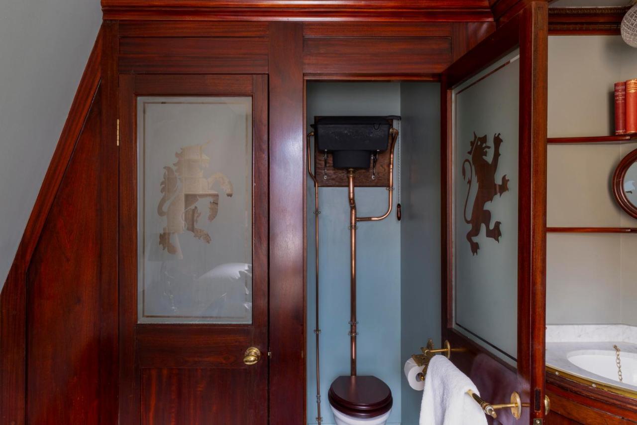Batty Langley'S Hotel London Eksteriør billede A toilet in the bathroom of the 1907 house