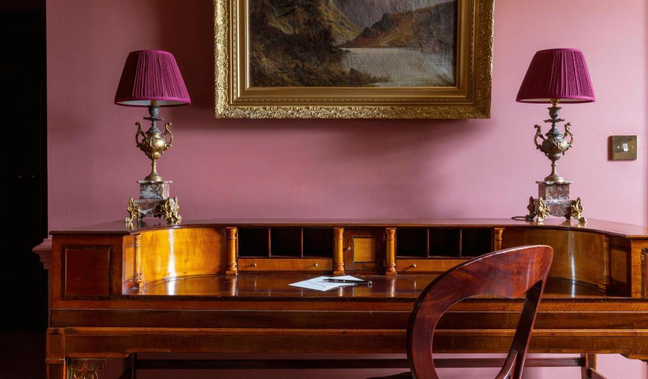 Batty Langley'S Hotel London Eksteriør billede A desk in the study