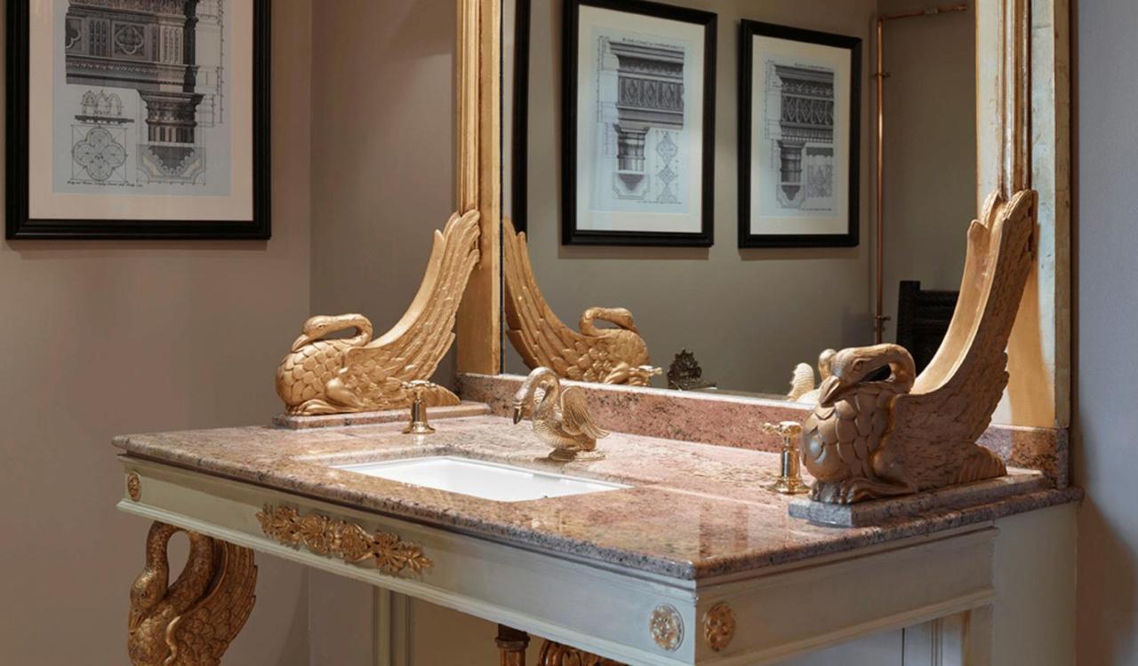 Batty Langley'S Hotel London Eksteriør billede A gold leafed mirror