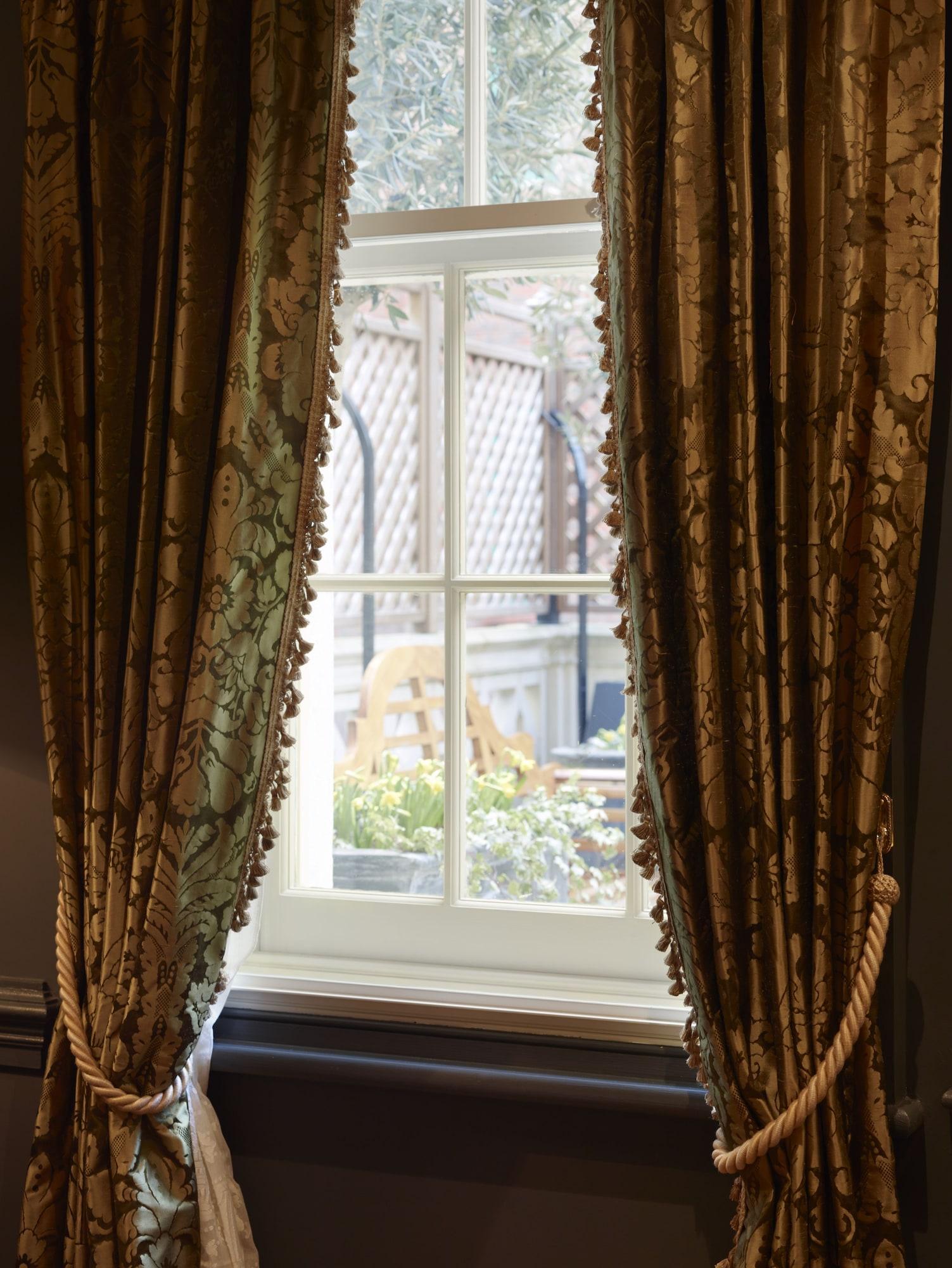 Batty Langley'S Hotel London Eksteriør billede Window with curtains