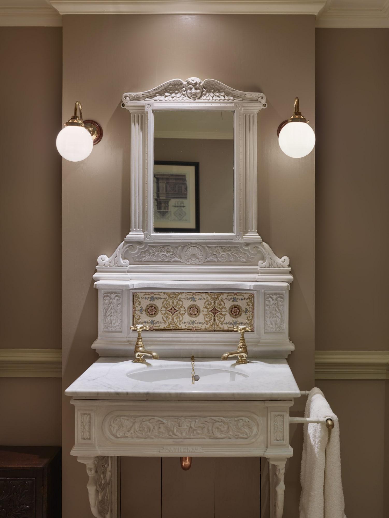 Batty Langley'S Hotel London Eksteriør billede A marble ablution fountain in a mosque