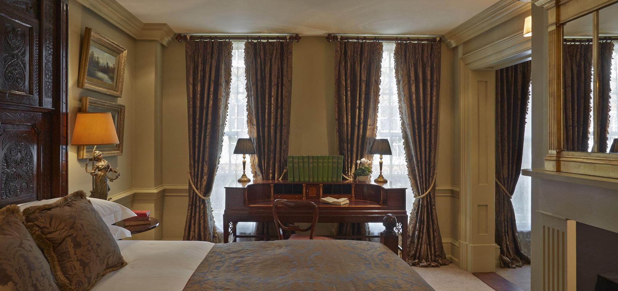 Batty Langley'S Hotel London Eksteriør billede Curtains in a bedroom
